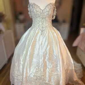 Elegant Ivory Wedding Dress